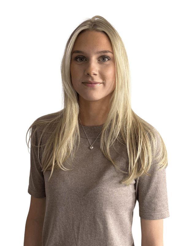 Ung kvinna med långt blont hår, blå ögon, iförd en beige T-shirt och ett silverhalsband.