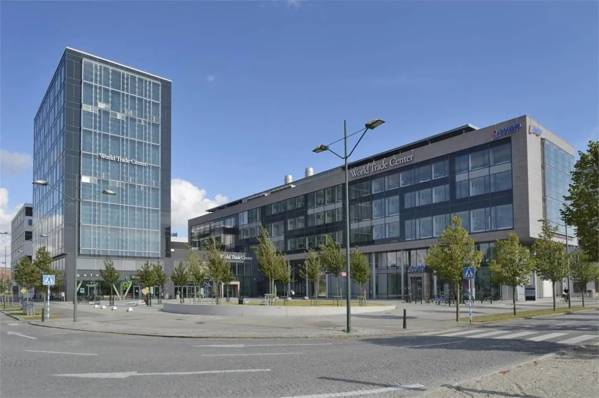 Modernt affärskomplex med glasfasad och World Trade Center-skylt i Malmö.